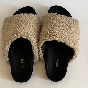 ROAM Women's Beige sherpa slides